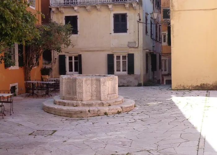 Corfu-haris Old Town *